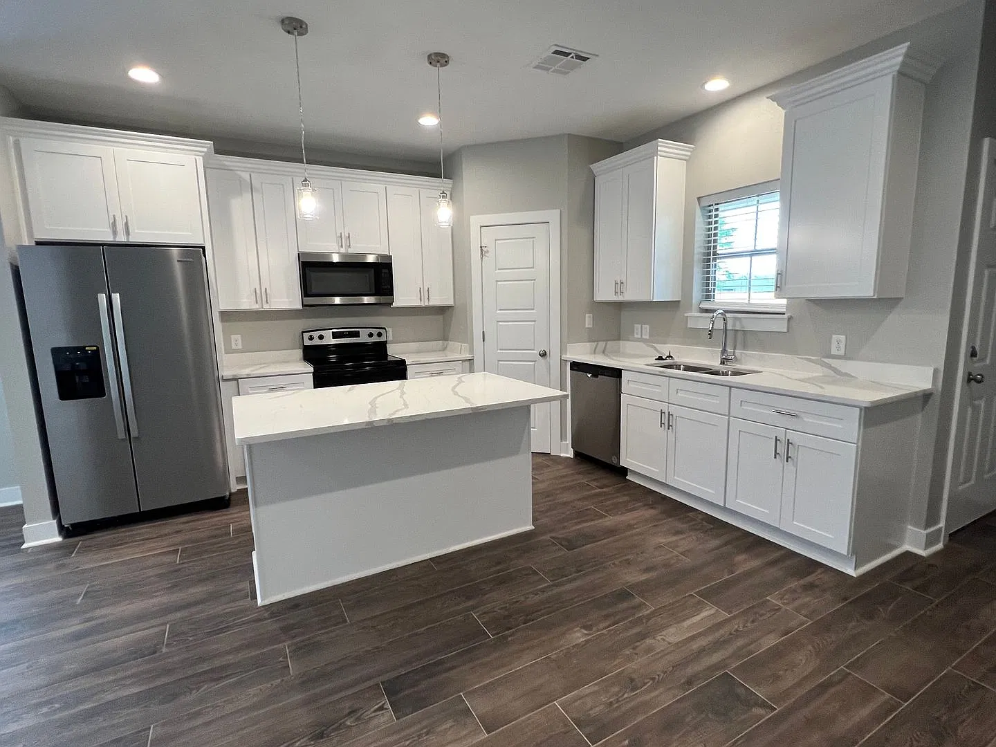 3-Bed / 2.5-Bath Beautiful Townhomes — Photo 2