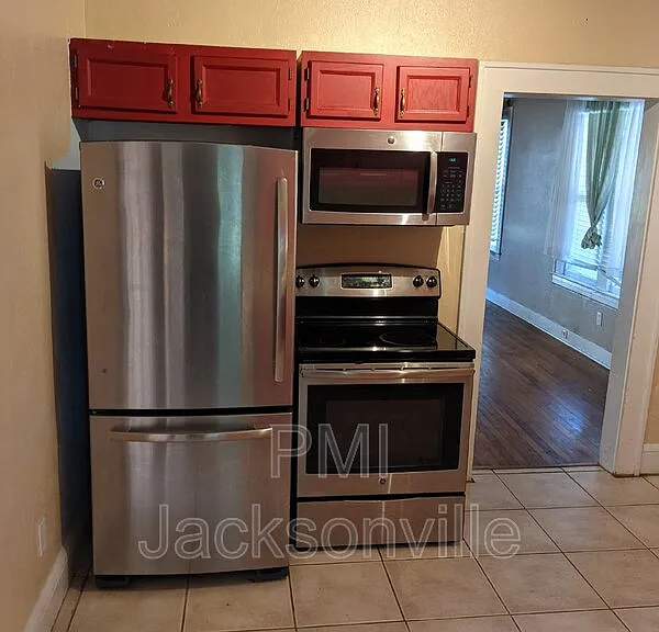1211 Hollywood Ave — Photo 2