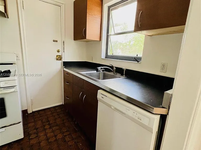 2830 Pine Tree Dr #1 — Photo 8