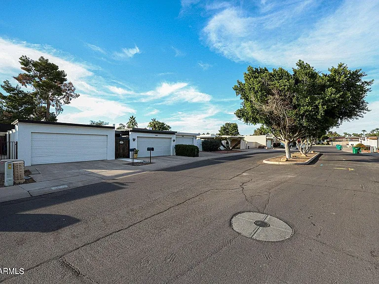 194 Laguna Dr E — Photo 1