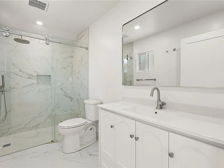 14926 Kittridge St — Photo 11