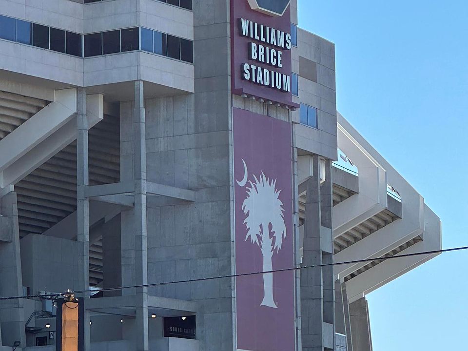 Within walking distance to the USC Williams Brice Stadium