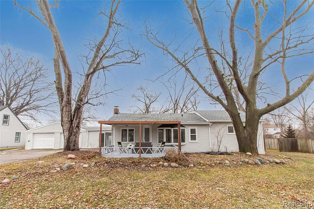 4 bed, 2.0 bath, 1920 sqft, $2,500 — Photo 3