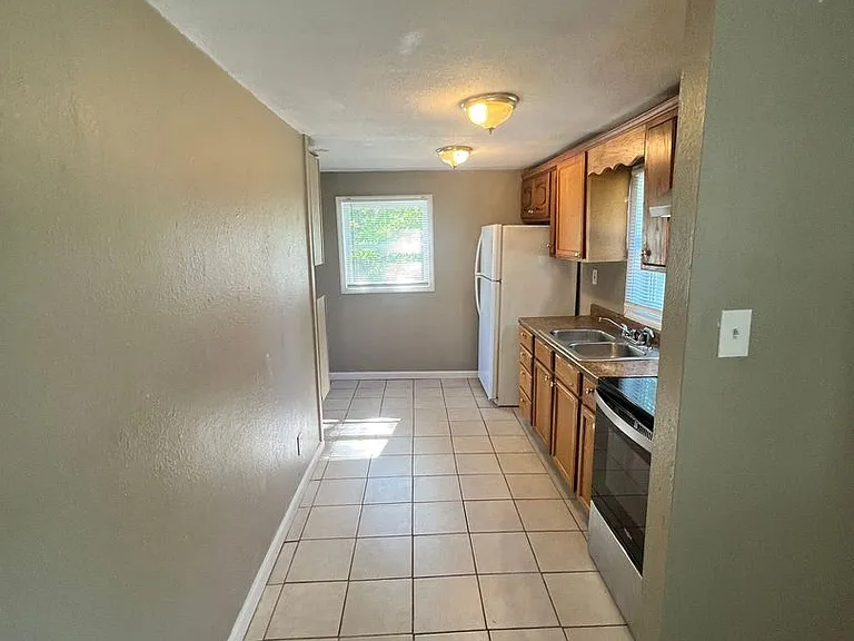 607 N Hocker Ave — Photo 6