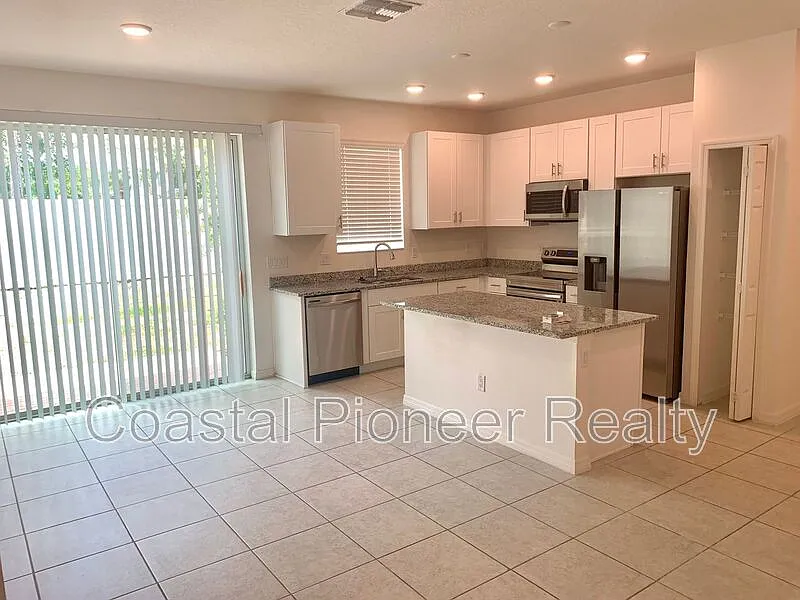 3 bed, 2.5 bath, 1648 sqft, $2,000 — Photo 3