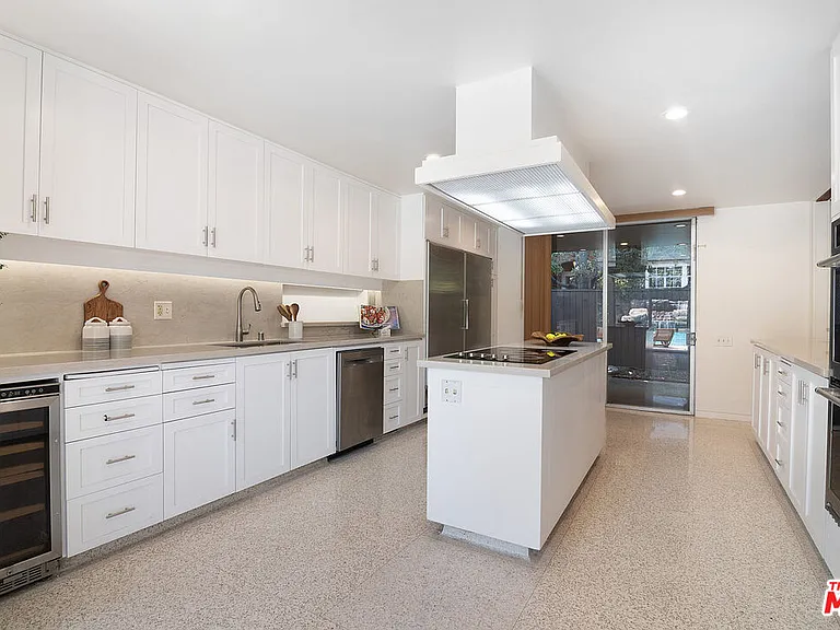 115 S June St — Photo 32