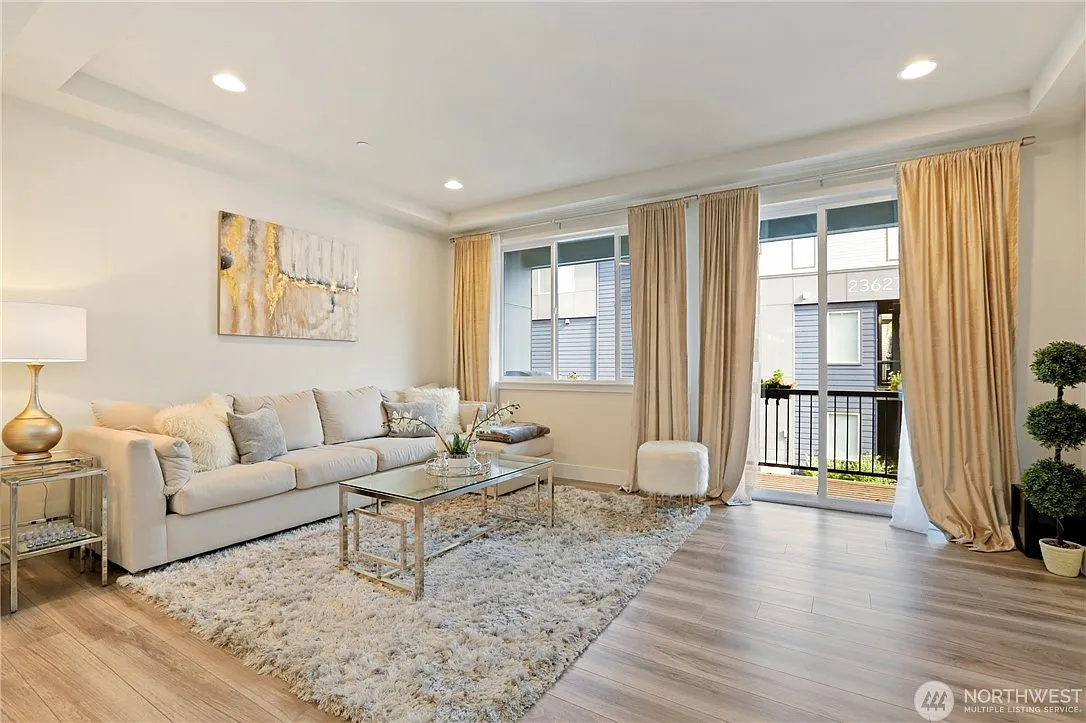 3 bed, 3.5 bath, 1819 sqft, $3,400 — Photo 3
