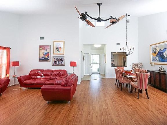 LIVING ROOM/DINING ROOM