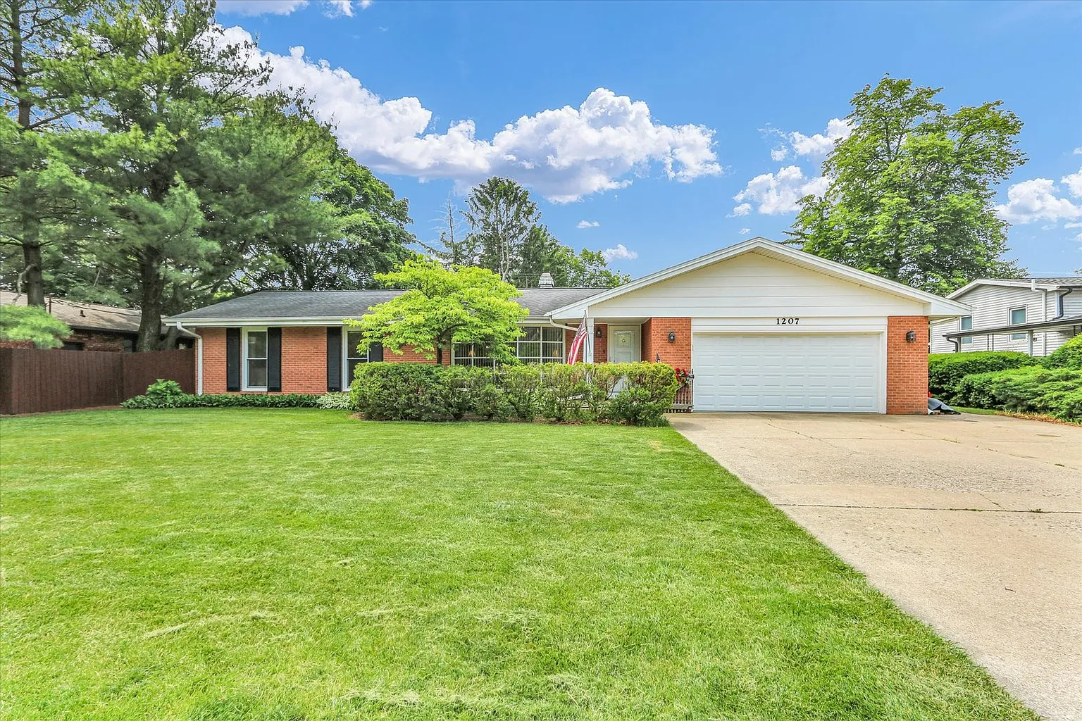 1207 W Kirby Ave photo 1