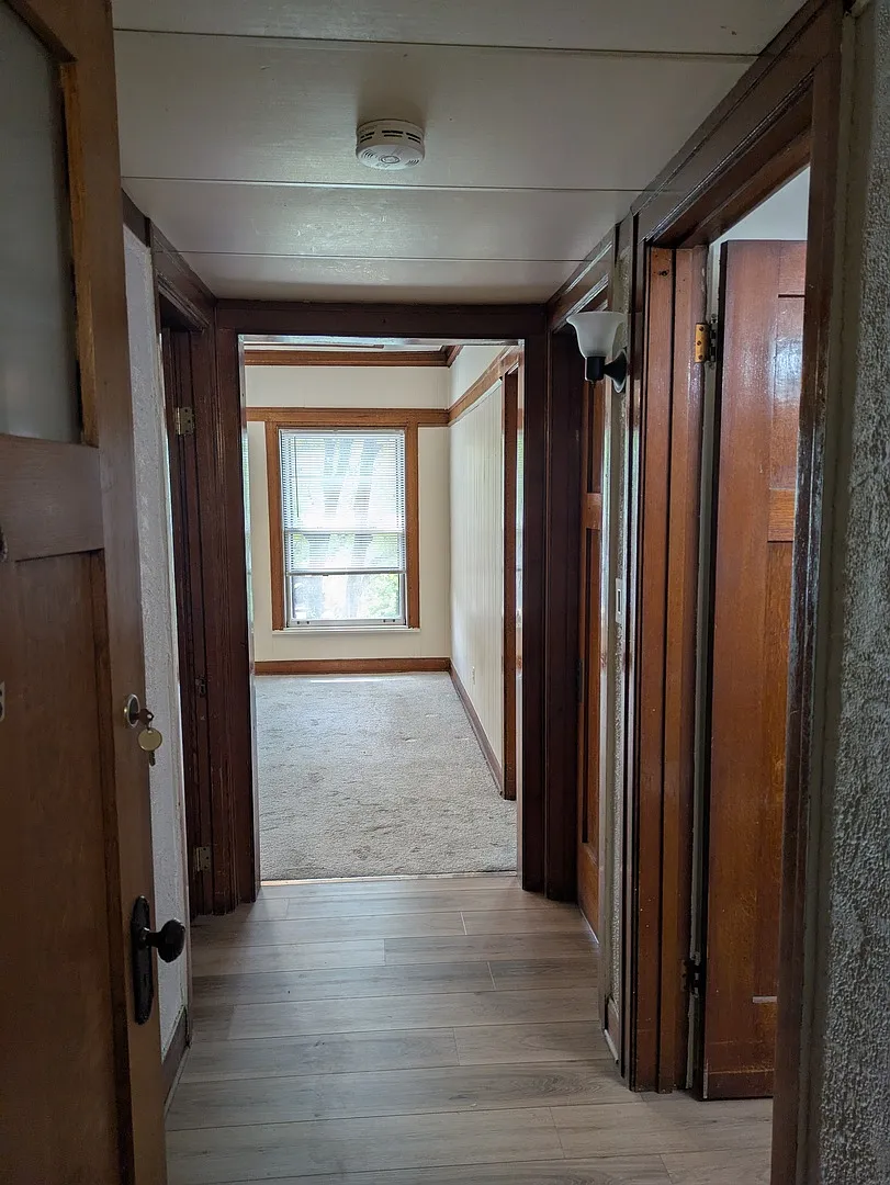 Building Photo - 103 E 1st St #2S