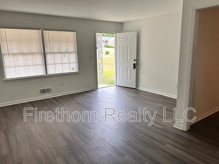 2418 Sumac Dr — Photo 5