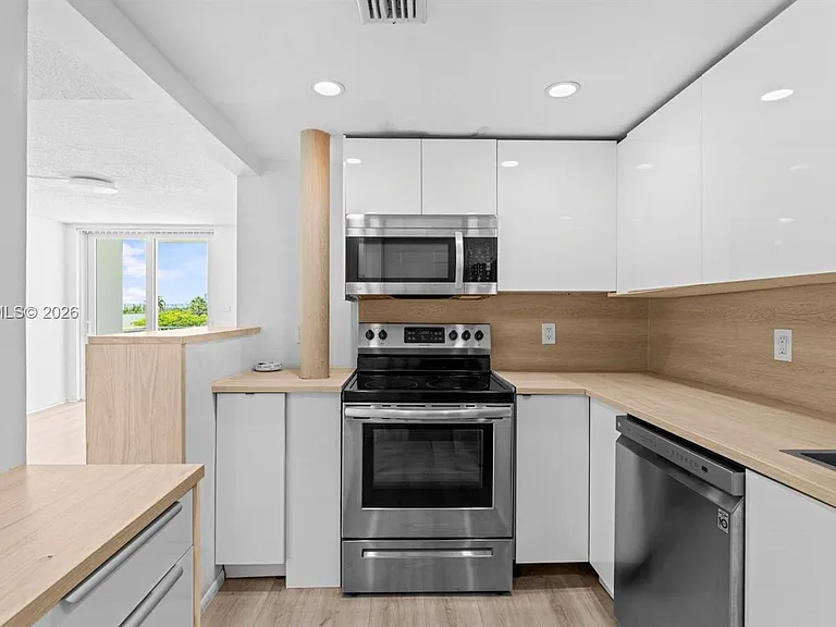 1145 Normandy Dr #505 — Photo 3