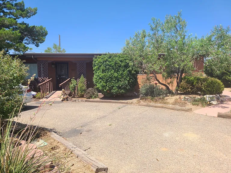1037 Indiana St SE — Photo 18