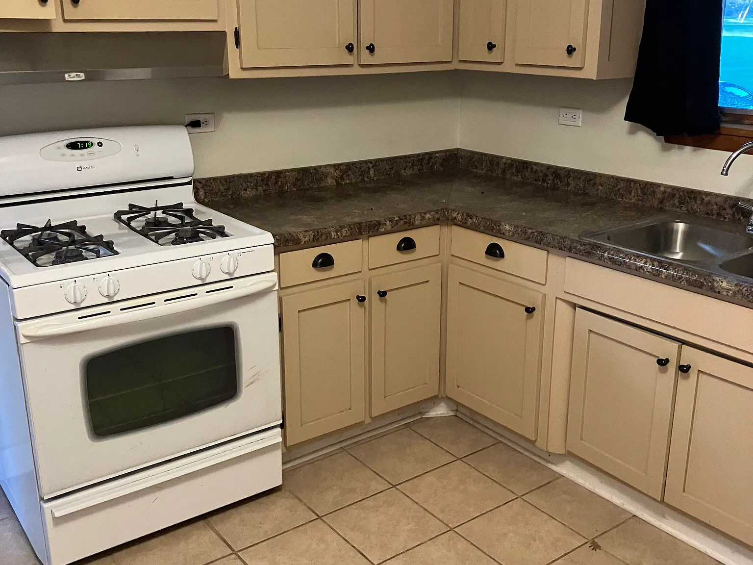 3 bed, 1.5 bath, 2868 sqft, $2,200 — Photo 3