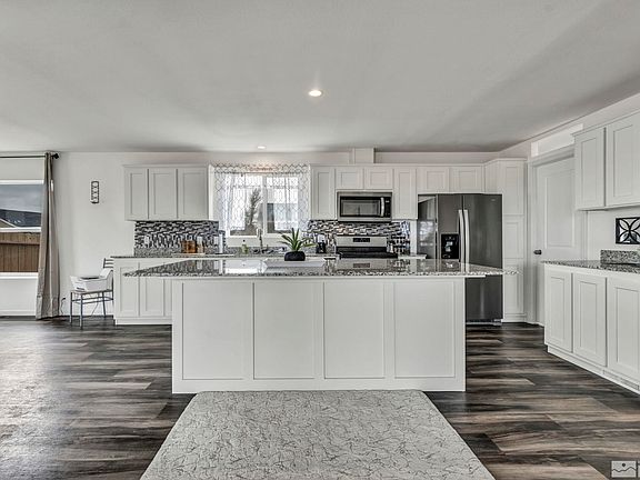 3rd image of 207 Sweetwater Dr