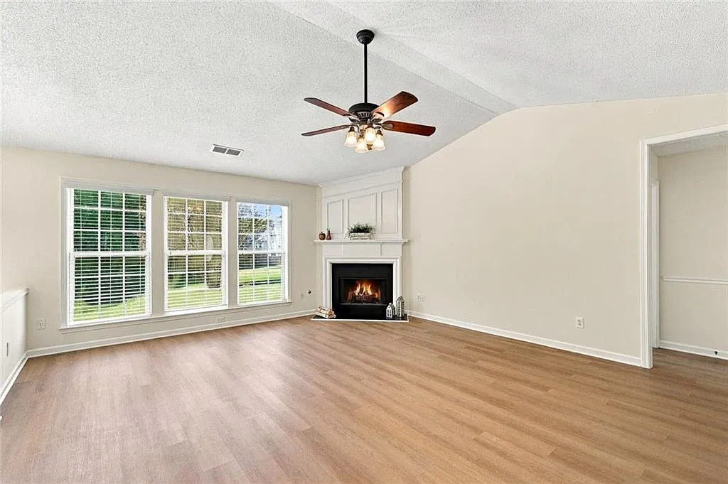 3 bed, 2.0 bath, 1375 sqft, $2,200 — Photo 4