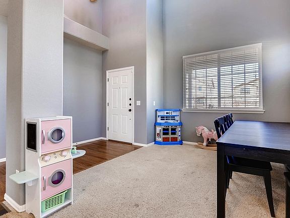 Entryway/formal living room space