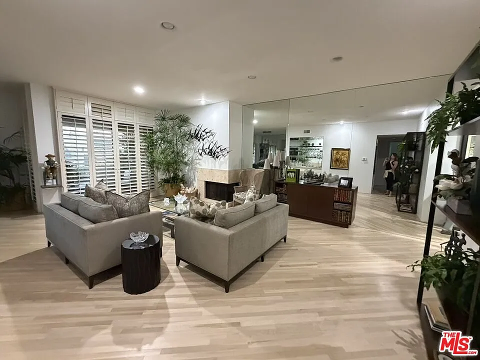 2 bed, 2.5 bath, 1961 sqft, $7,950 — Photo 2