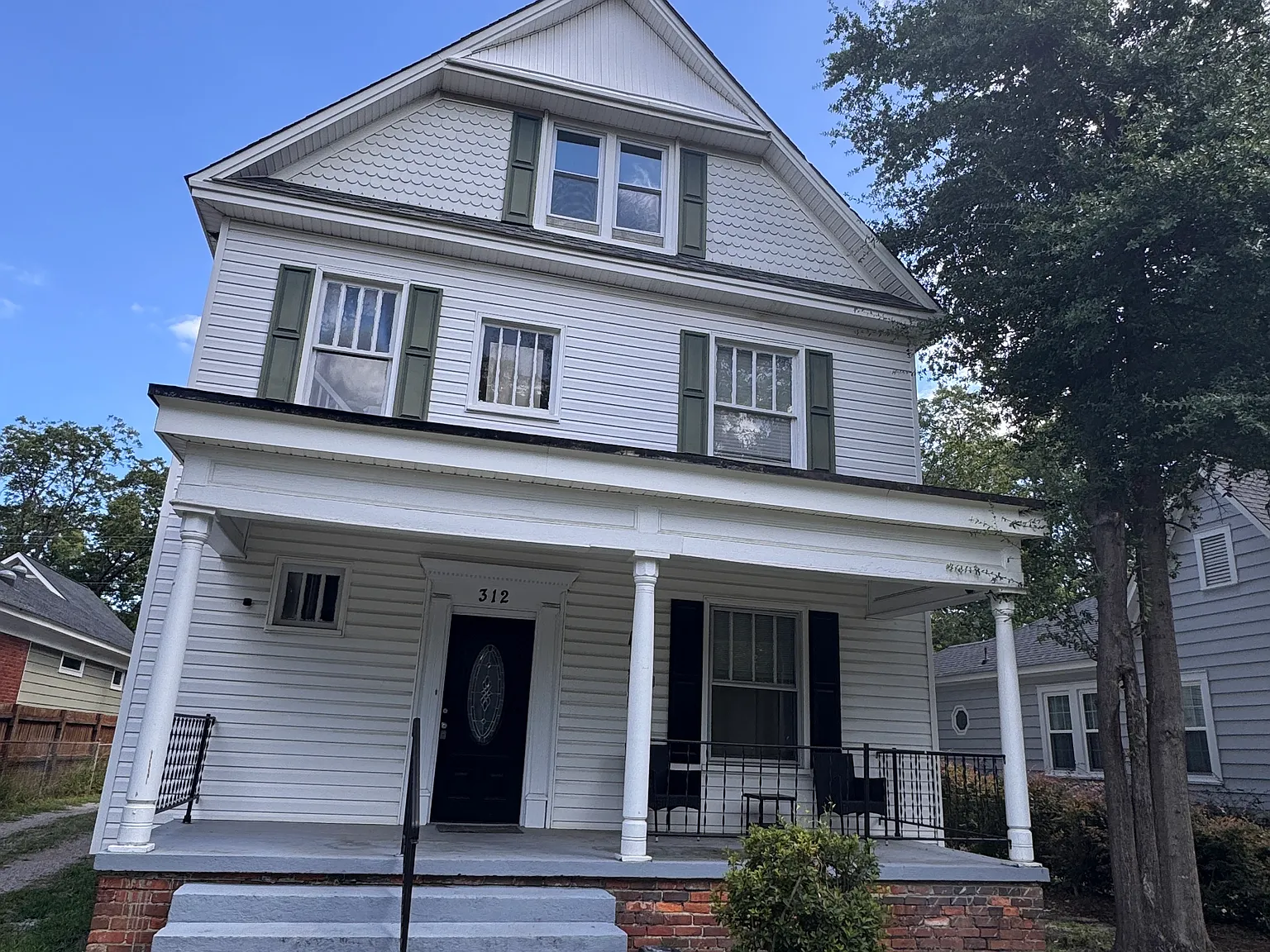 3 bed, 950 sqft, $1,800 — Photo 1