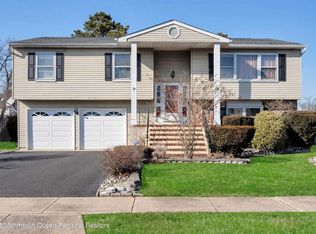 32 Orchard Ct, Howell, NJ 07731