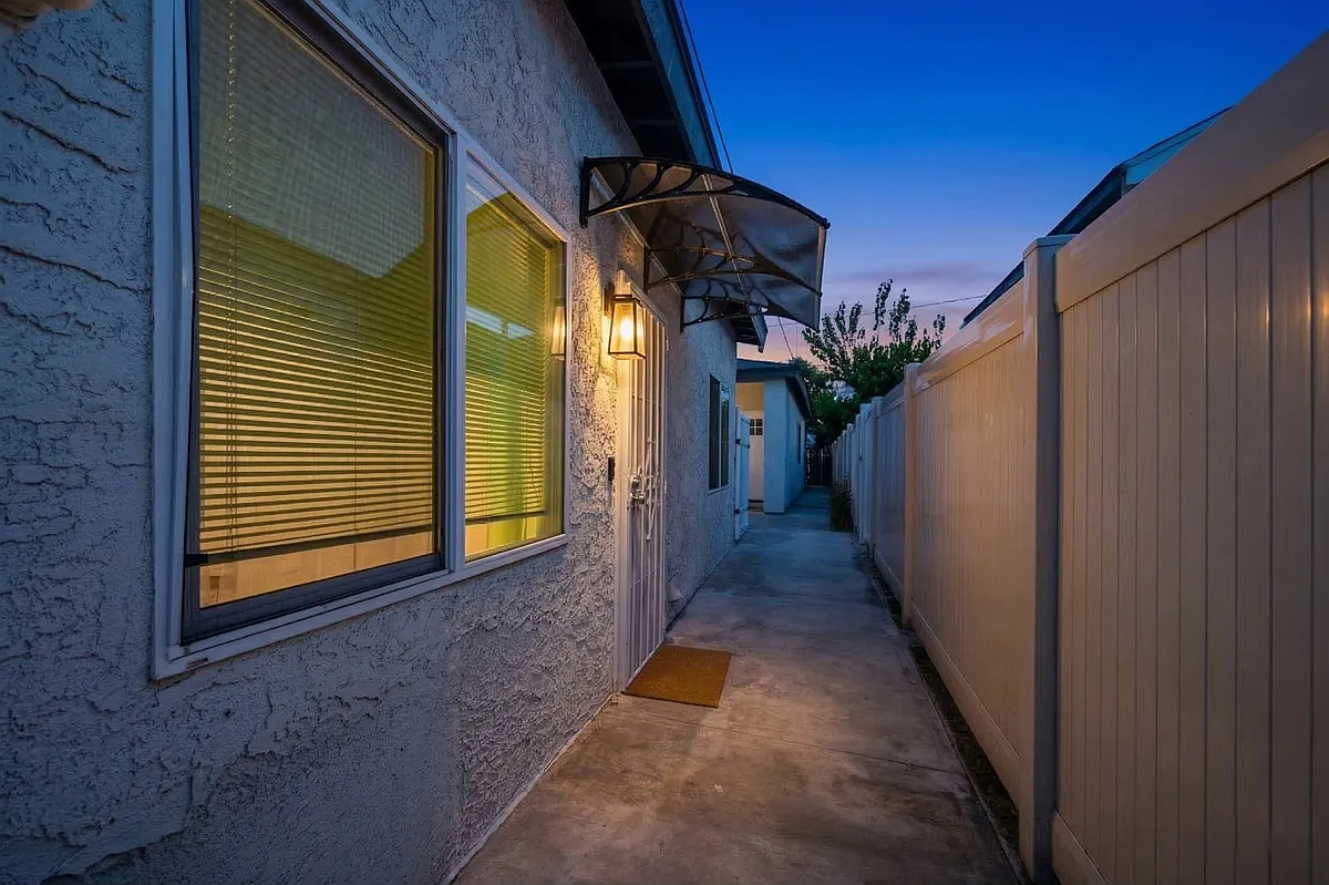 Building Photo - 10041 Crosby Ave #A