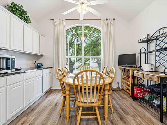 5th image of 3006 Bradford Park Dr