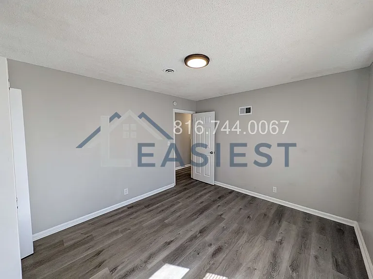 2405 E 58th St — Photo 15