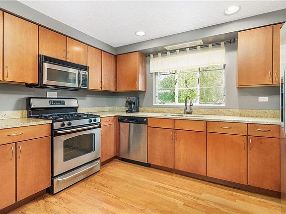 5th image of 487 Palm Ln