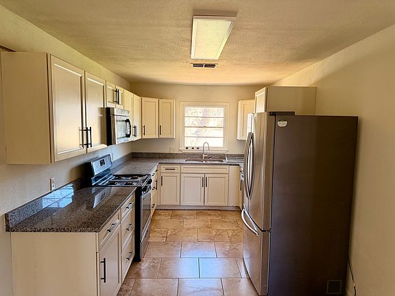 3rd image of 318 S Leggett Dr
