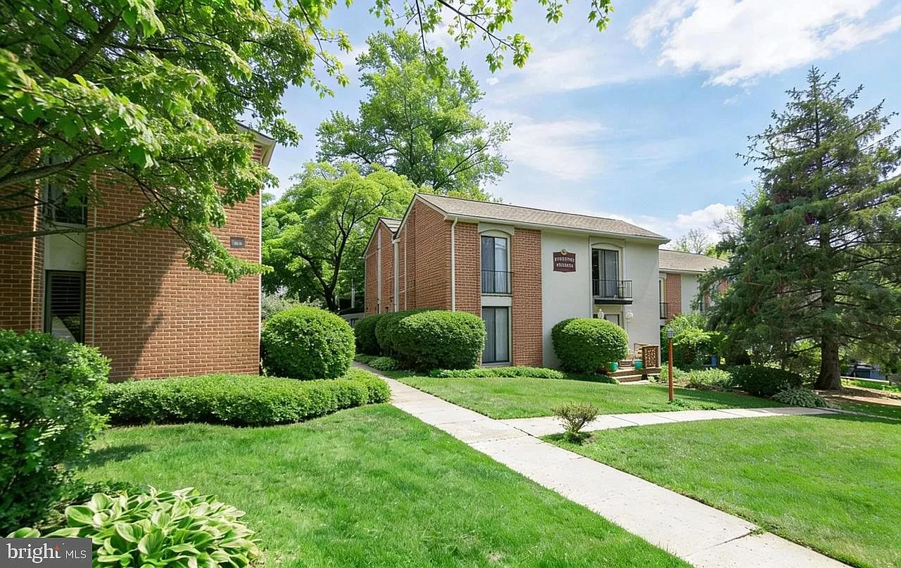 2 bed, 1.5 bath, 975 sqft, $1,995 — Photo 1