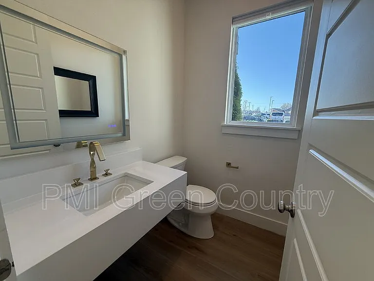 134 E Elgin St — Photo 8
