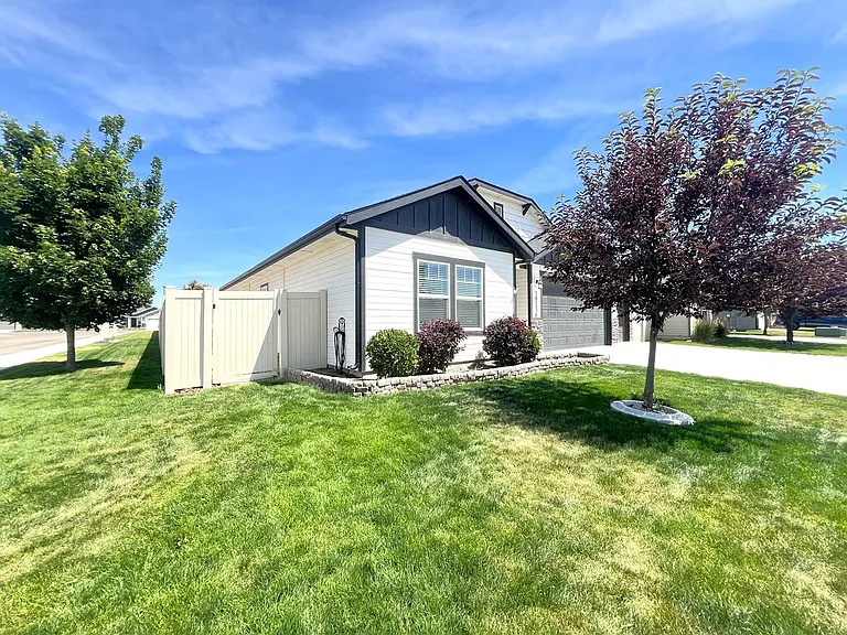 15136 N Fishing Creek Ave — Photo 2