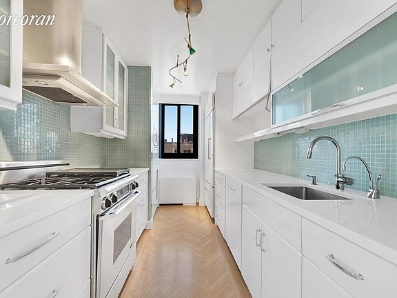 3rd image of 40 E 94th St APT 17F