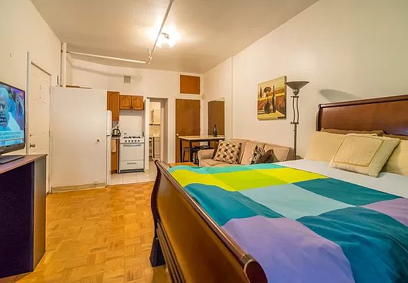 2nd image of 315 W 77th St #1CE