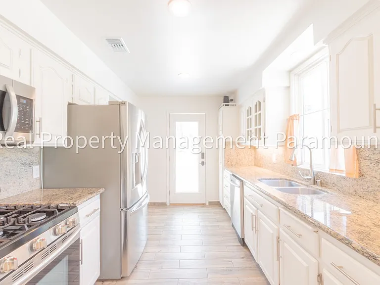 1867 S Redondo Blvd — Photo 37