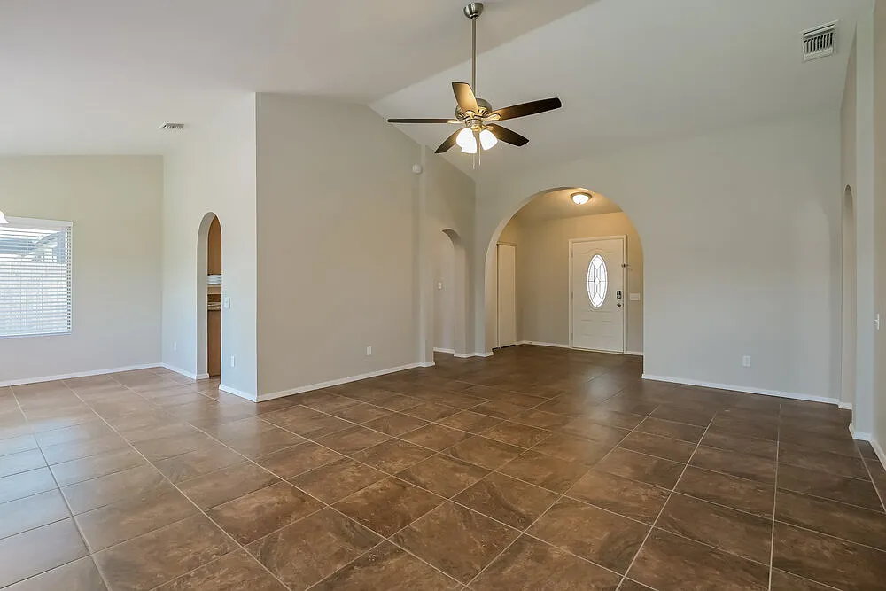 3 bed, 2.0 bath, 1786 sqft, $2,160 — Photo 3