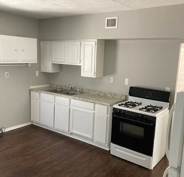 4012 Woodbridge Ave — Photo 2