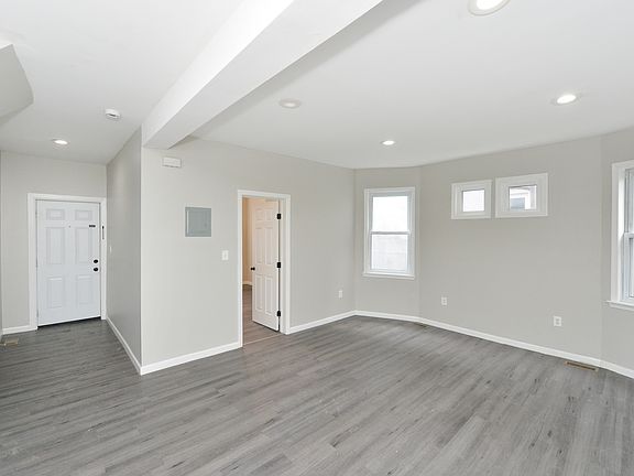 5th image of 23 Bayview Ave Floor 1