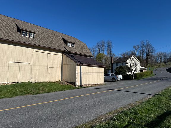 4th image of 2296 Valley Rd #1