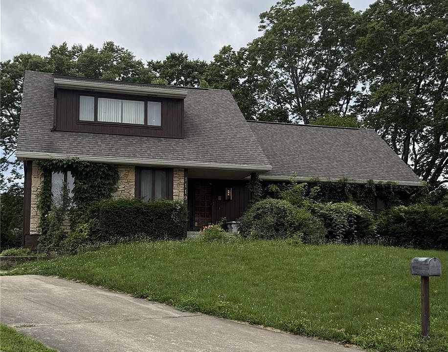 1st image of 1119 NE Clubhouse Cir