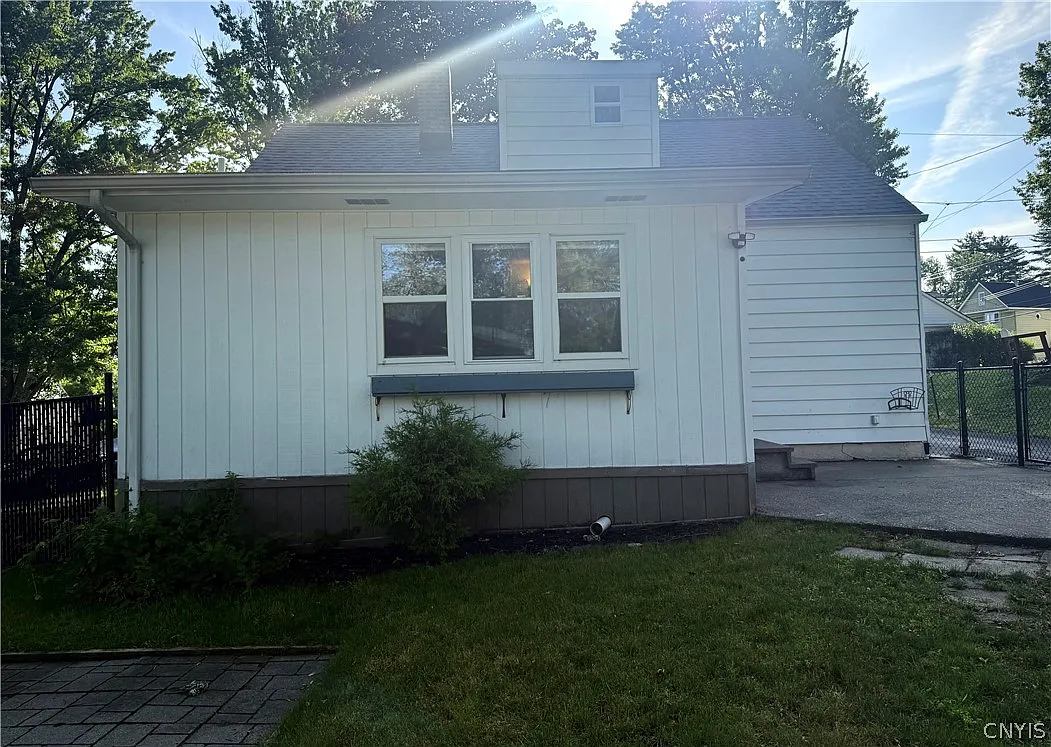 4 bed, 2.0 bath, 1386 sqft, $2,500 — Photo 4