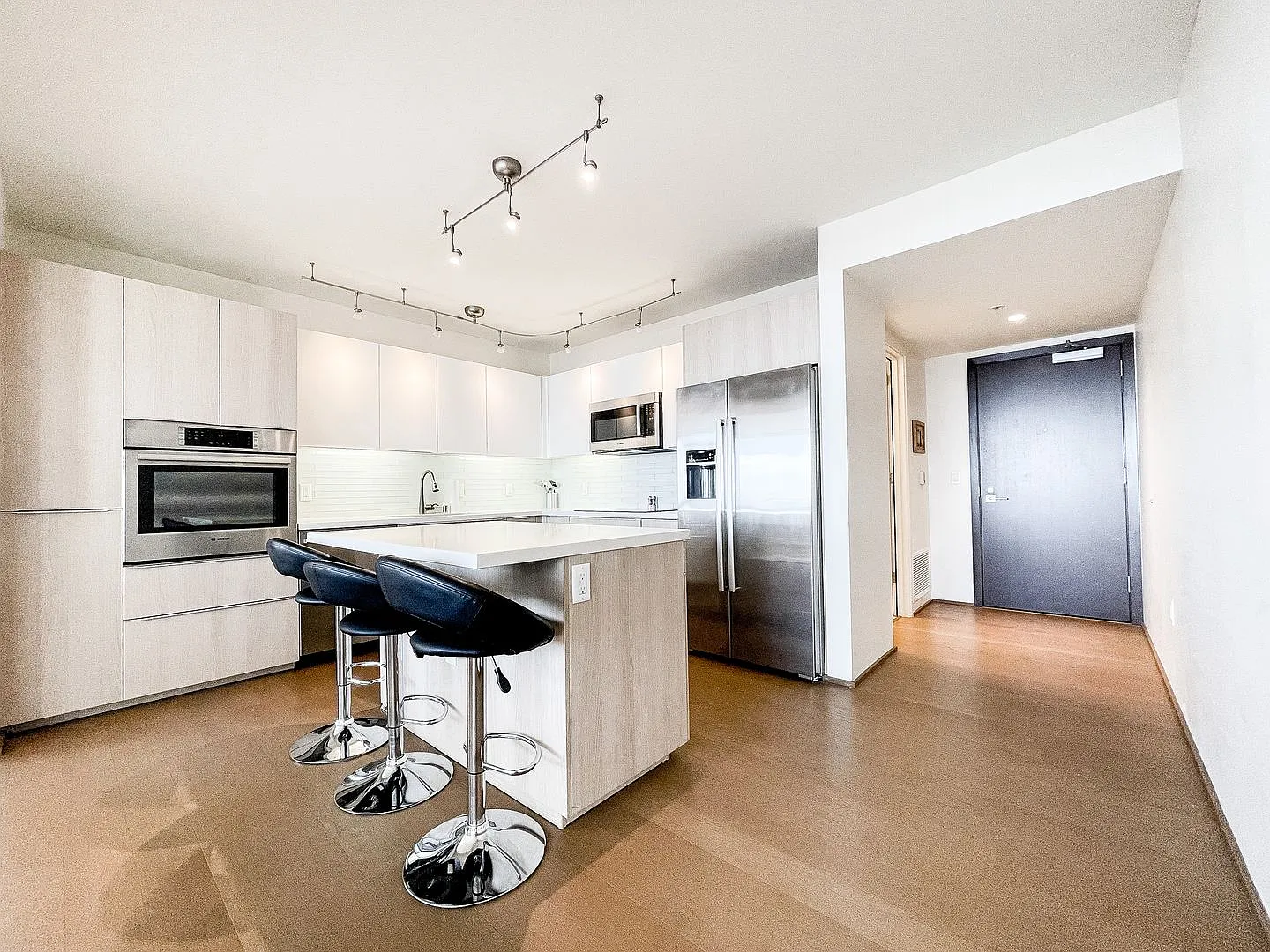 Furnished Symphony Condo with Direct Ocean Views and Two Parking — Photo 4