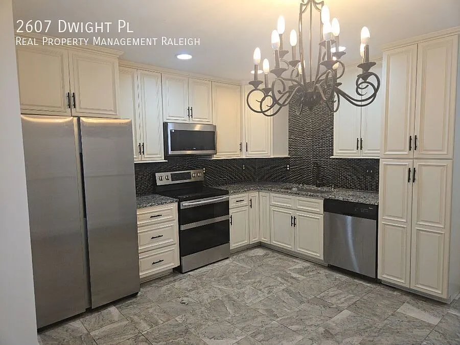 3 bed, 2.5 bath, 1207 sqft, $1,600 — Photo 4