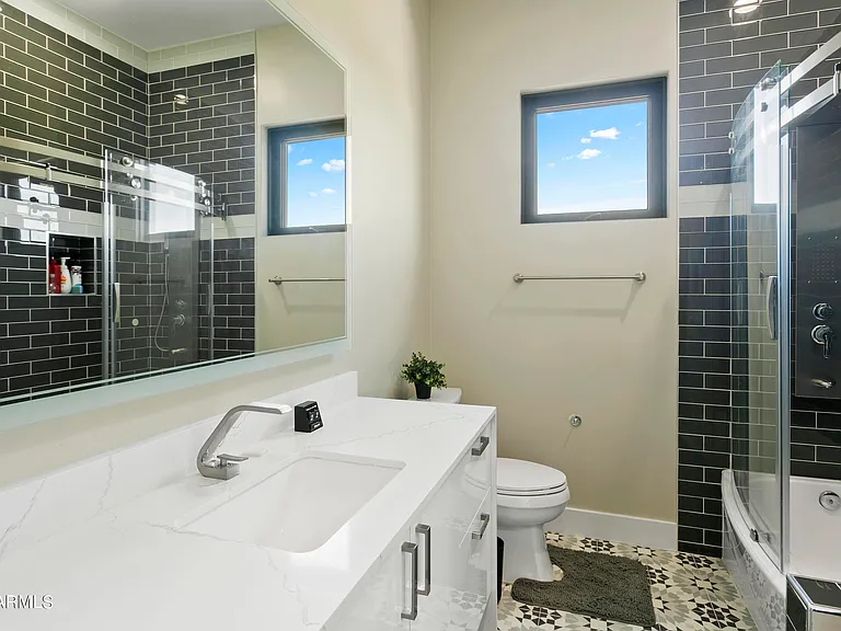 10019 N 57th St — Photo 43