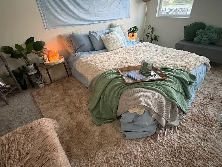 Master bedroom: Queen memory foam bed, lakeside, en-suite bath, walk in closet