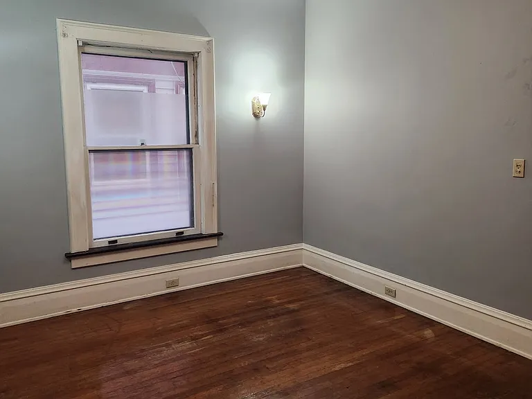 446 W 7th St — Photo 9