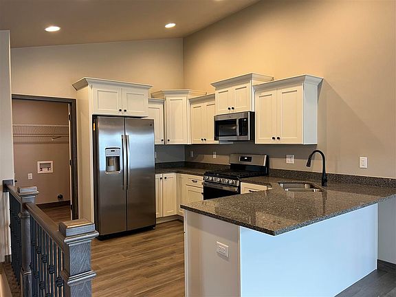2nd image of 715 Creekside Dr