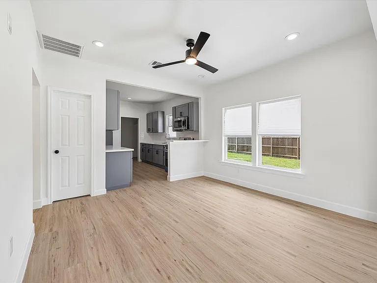 7702 Sealey St — Photo 11