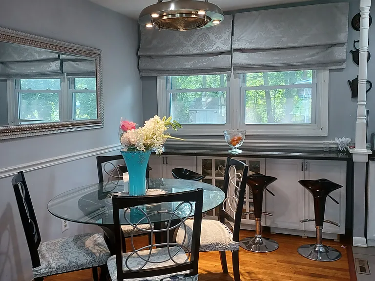 1241 Queen Anne Ave — Photo 3