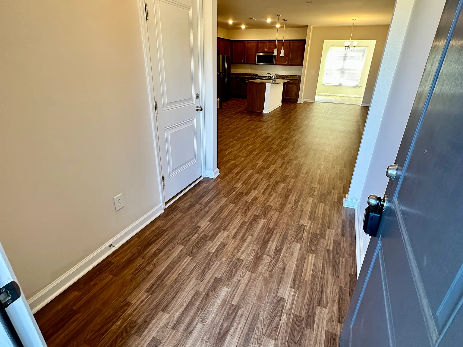3 bed, 2.5 bath, 1658 sqft, $1,800 — Photo 3